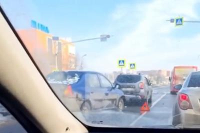 На улице Высоковольтной в Рязани столкнулись три легковушки